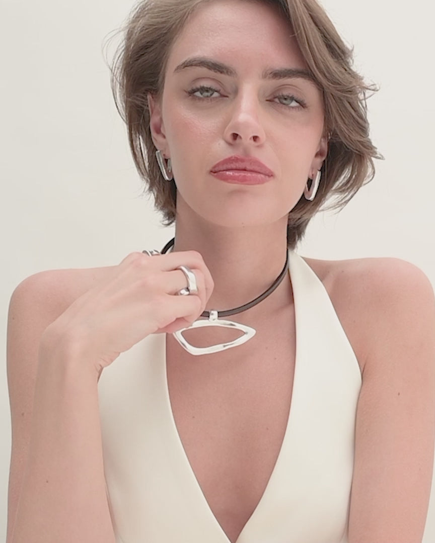 
                  
                    Cargar y reproducir el video en el visor de la galería, Collar de cuero con colgante Merge
                  
                