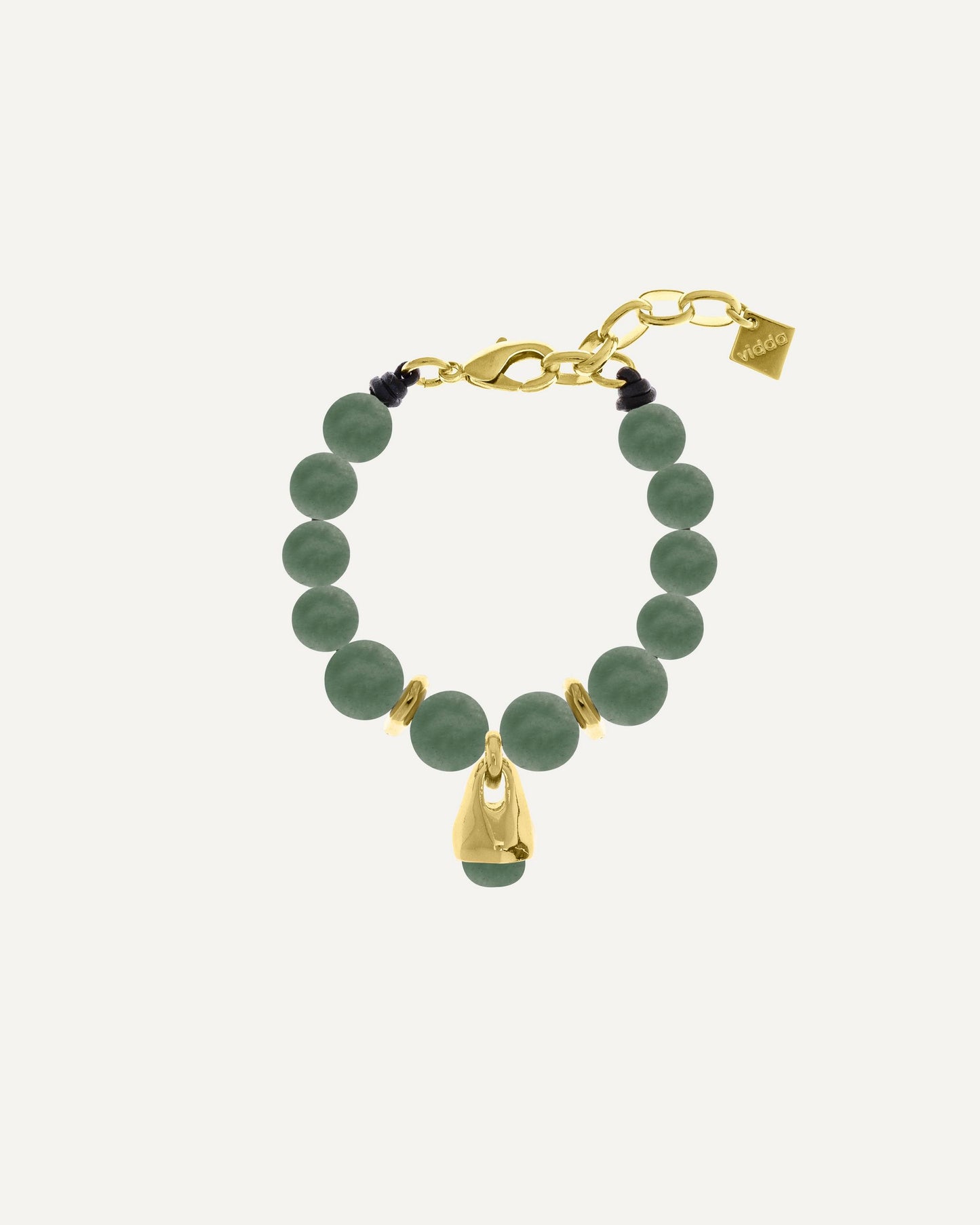 Parte de nuestros best sellers: pulsera de cordón de cuero verde y dorado con un gran colgante en forma de gota con una piedra semipreciosa.