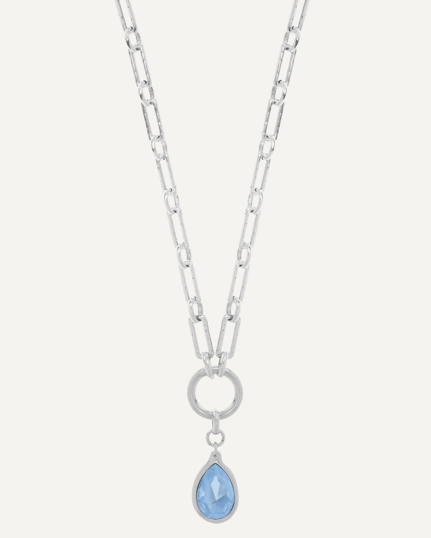 Collar con colgante de gota Aqua con cristal Swarovski® sobre cadena bañada en plata.