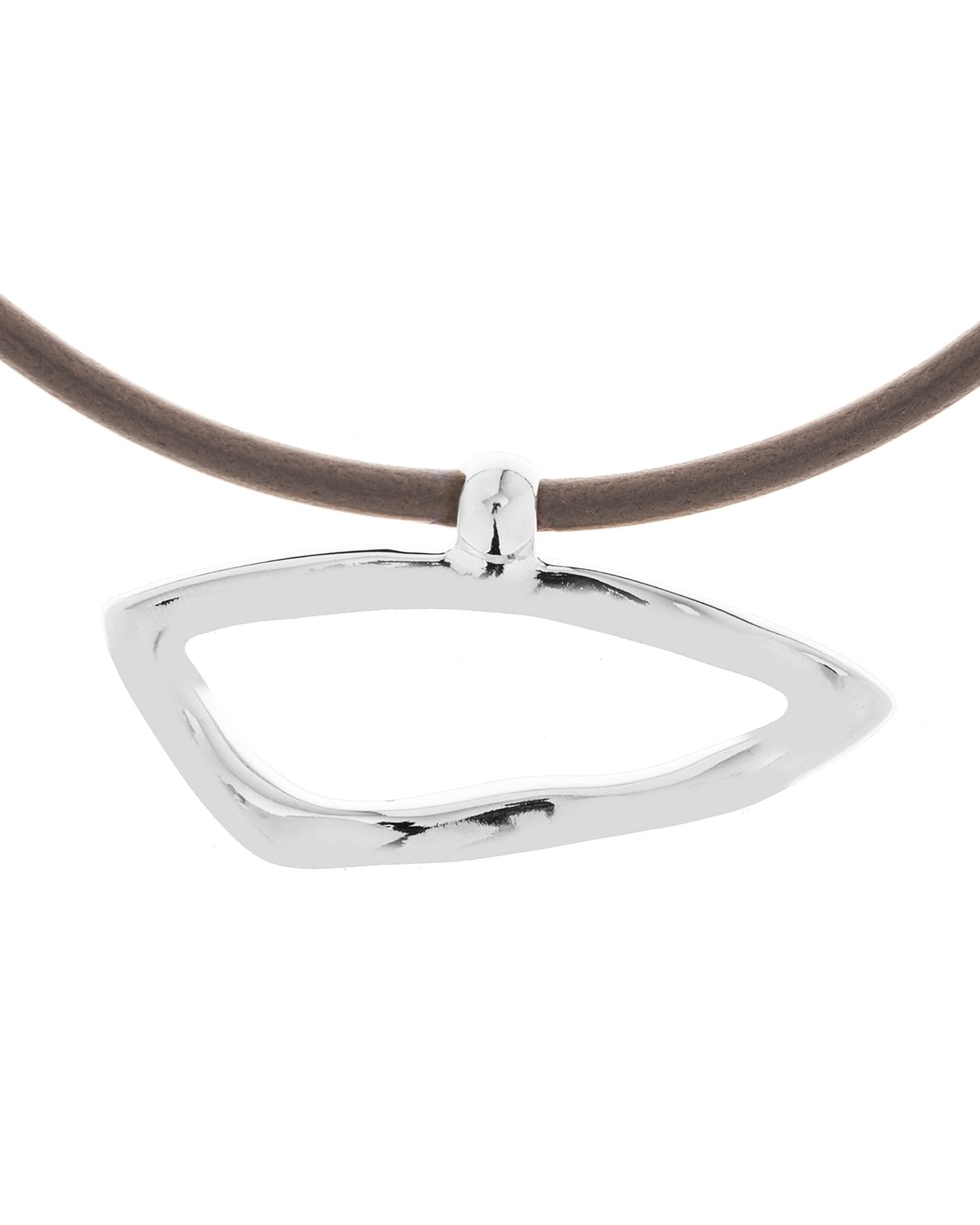 
                  
                    Collar de cuero con colgante Merge
                  
                