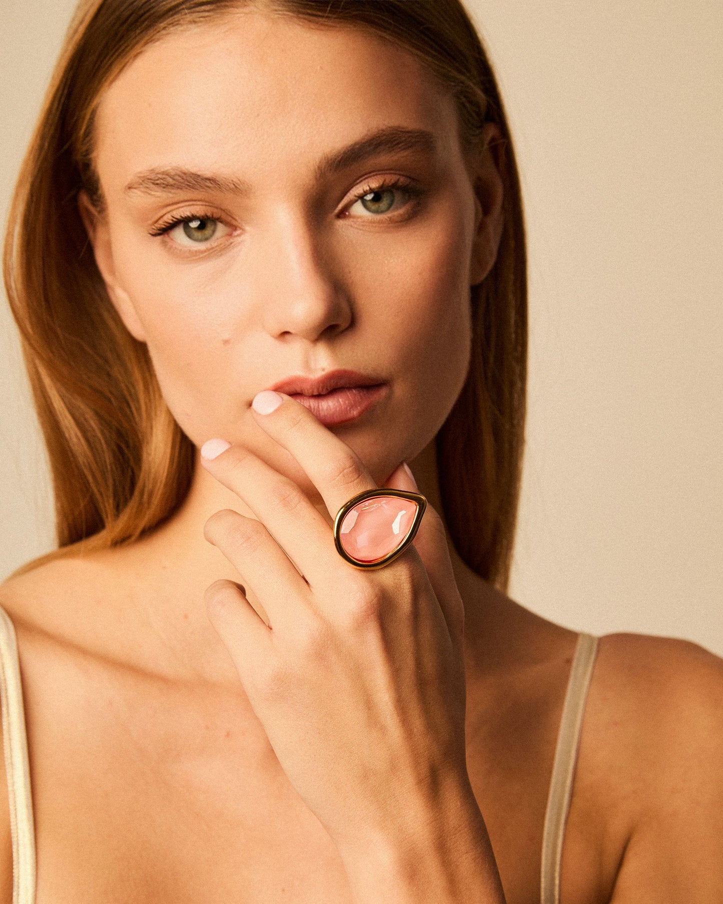 Modelo luciendo un anillo cóctel en forma de gota con cristal Swarovski.