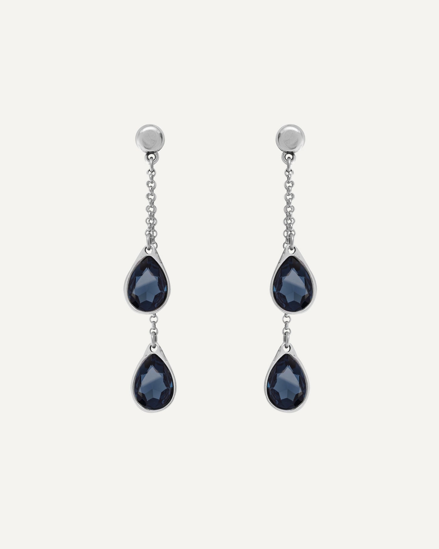 Pendientes de mujer con dos cadenas colgantes de diferentes longitudes, terminadas en pequeños cristales Swarovski en forma de gota.